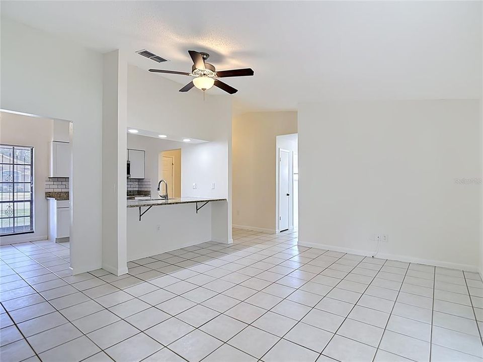 For Rent: $1,750 (2 beds, 1 baths, 930 Square Feet)