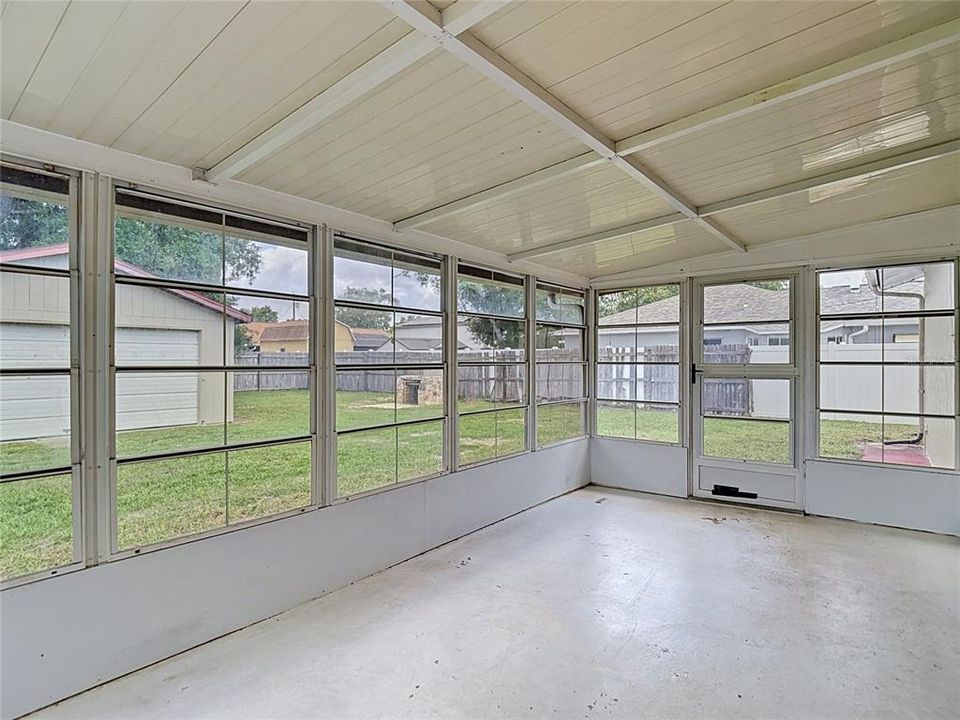For Rent: $1,750 (2 beds, 1 baths, 930 Square Feet)