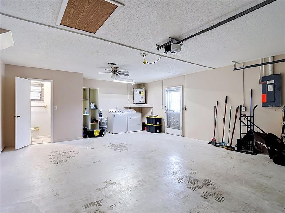 For Rent: $1,750 (2 beds, 1 baths, 930 Square Feet)