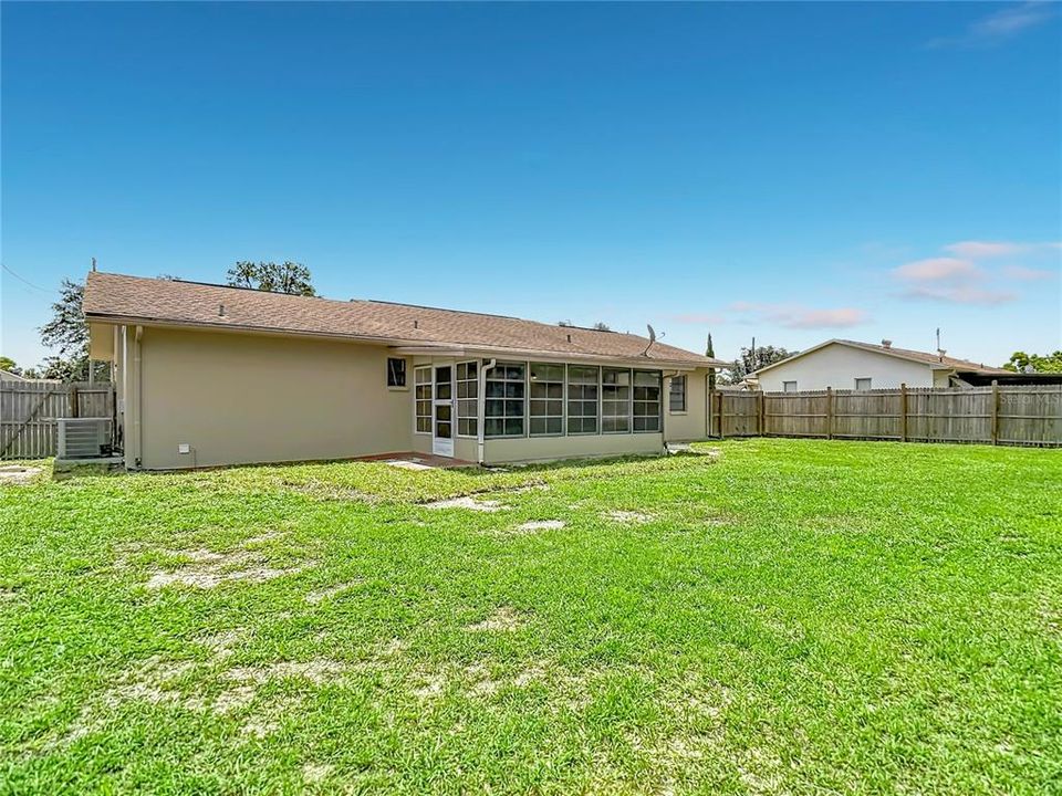 For Rent: $1,750 (2 beds, 1 baths, 930 Square Feet)