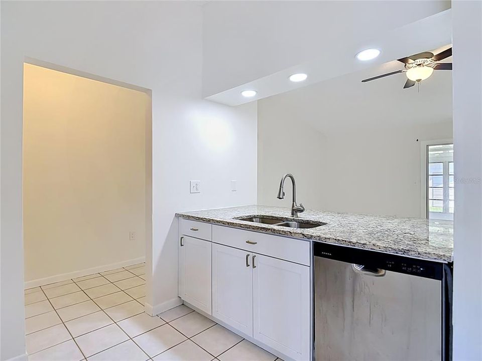 For Rent: $1,750 (2 beds, 1 baths, 930 Square Feet)