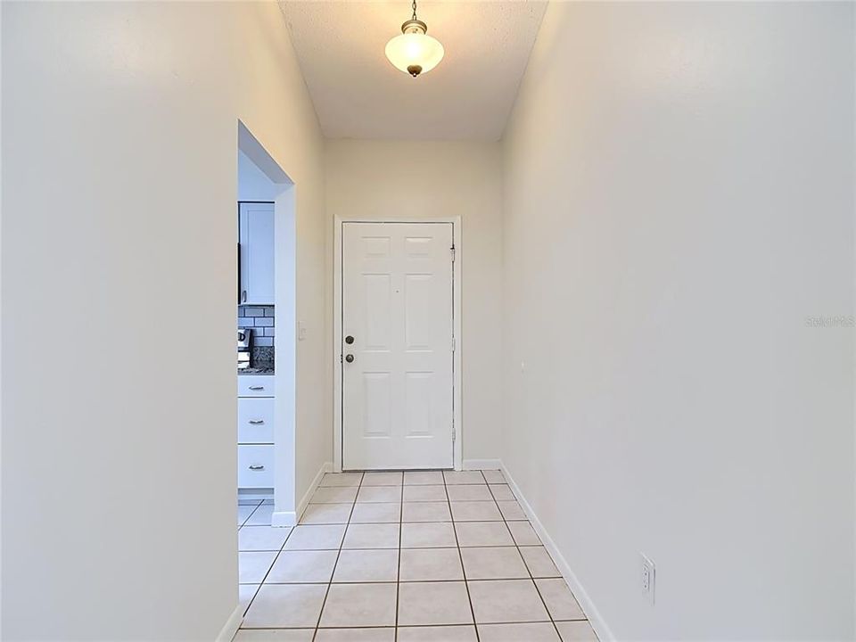 For Rent: $1,750 (2 beds, 1 baths, 930 Square Feet)