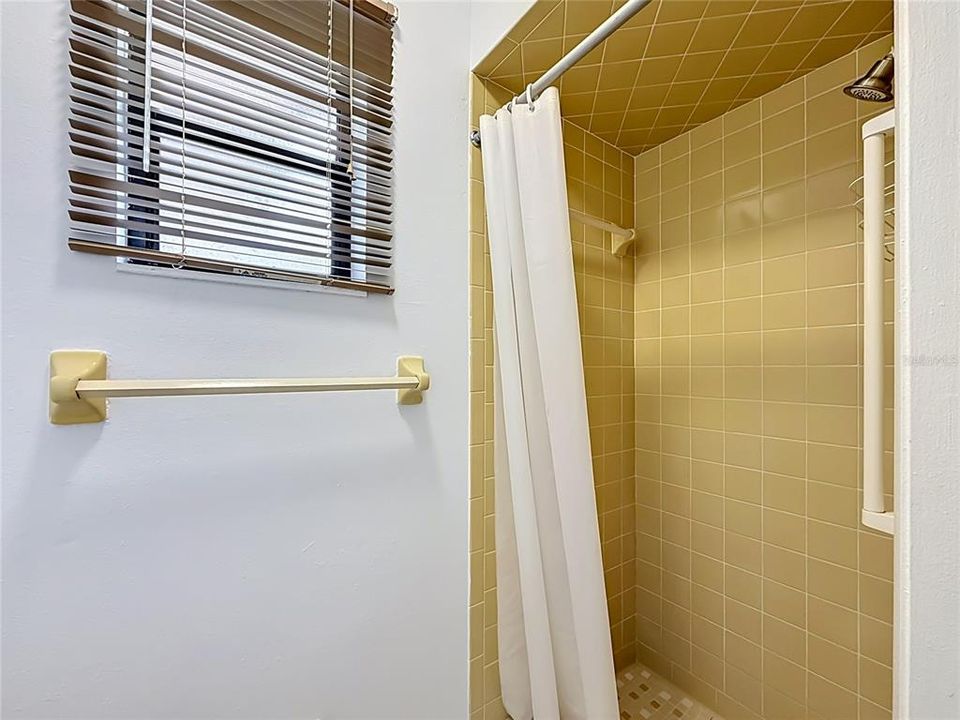 For Rent: $1,750 (2 beds, 1 baths, 930 Square Feet)