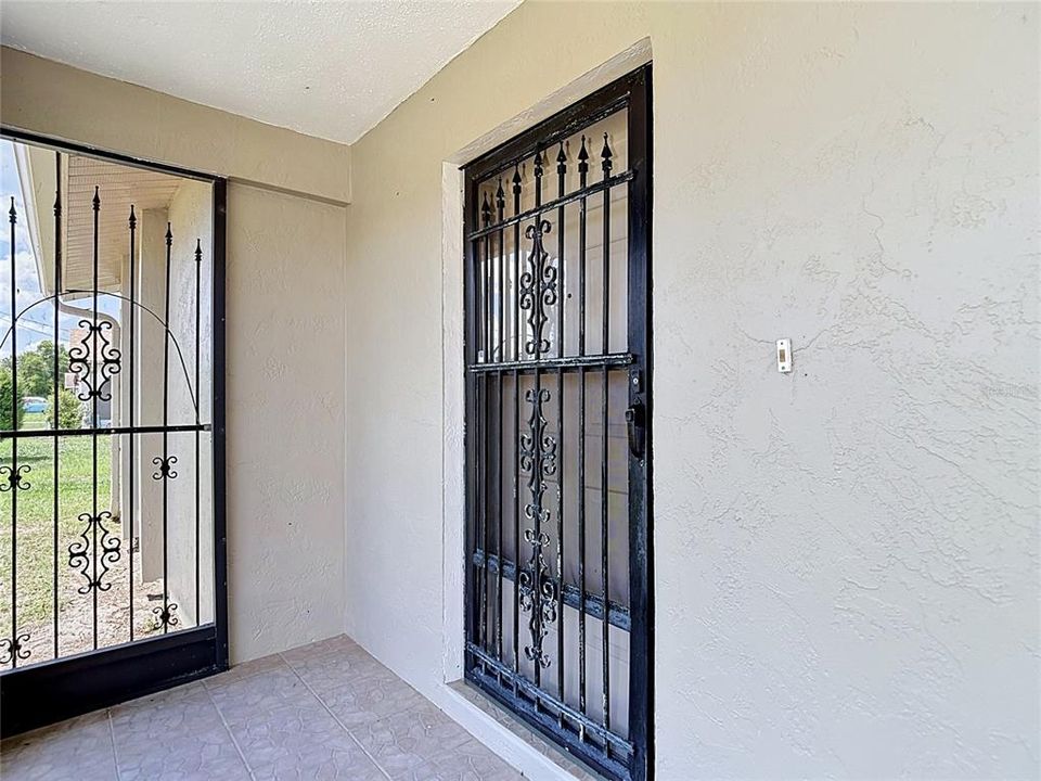For Rent: $1,750 (2 beds, 1 baths, 930 Square Feet)