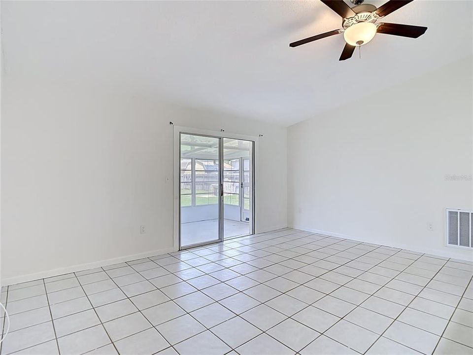 For Rent: $1,750 (2 beds, 1 baths, 930 Square Feet)