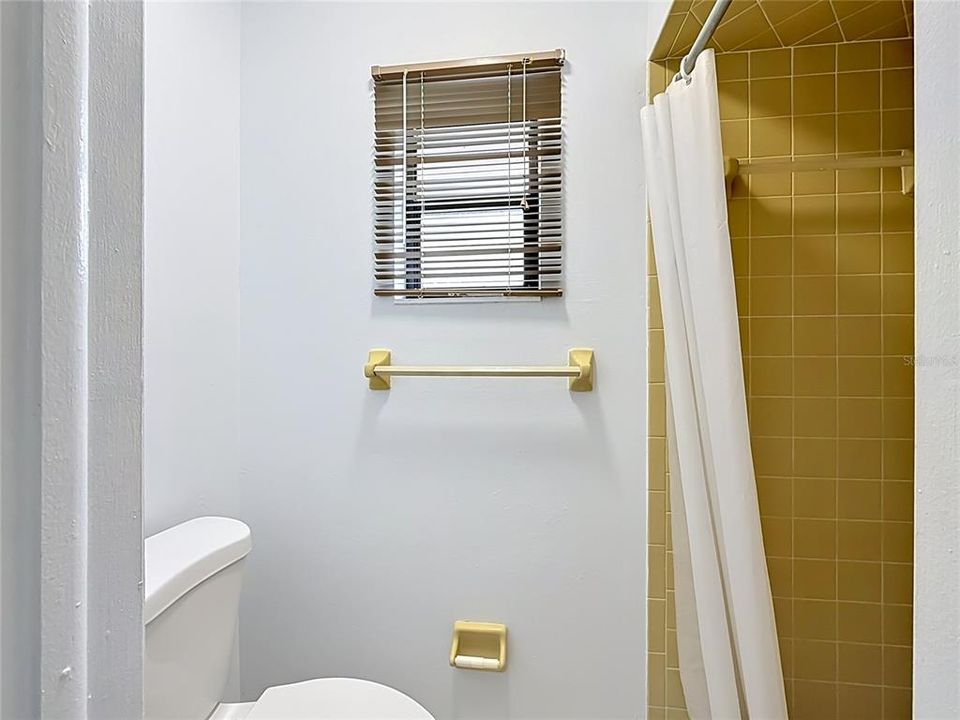 For Rent: $1,750 (2 beds, 1 baths, 930 Square Feet)