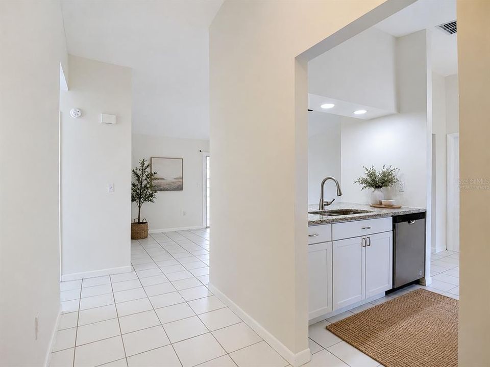 For Rent: $1,750 (2 beds, 1 baths, 930 Square Feet)