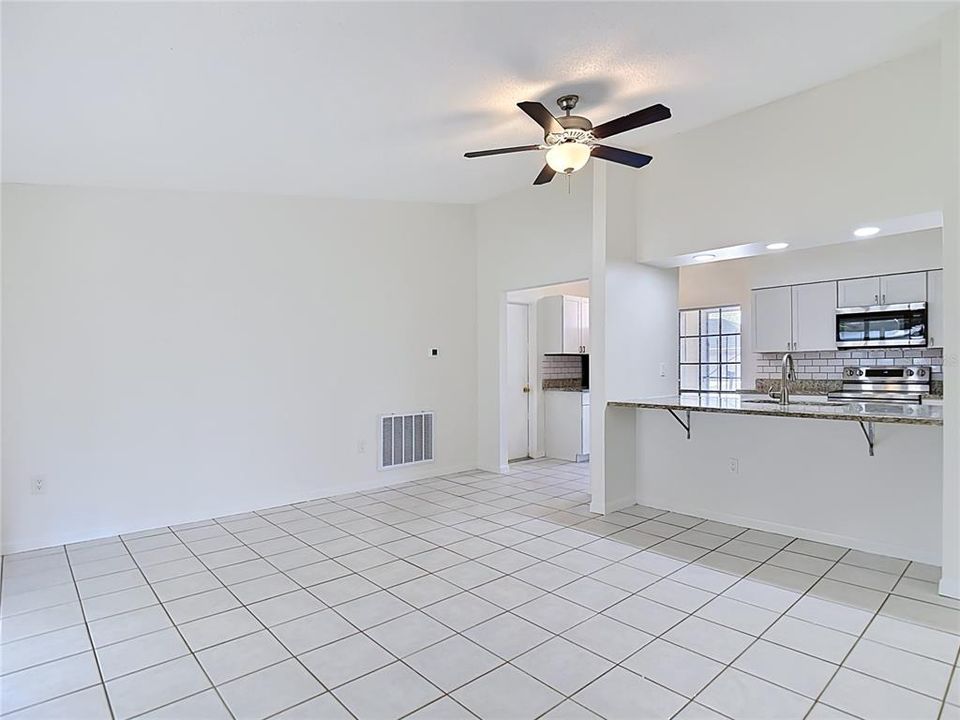 For Rent: $1,750 (2 beds, 1 baths, 930 Square Feet)