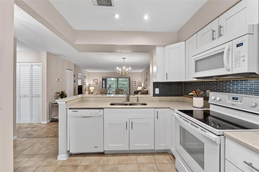 На продажу: $119,900 (2 спален, 2 ванн, 1073 Квадратных фут)