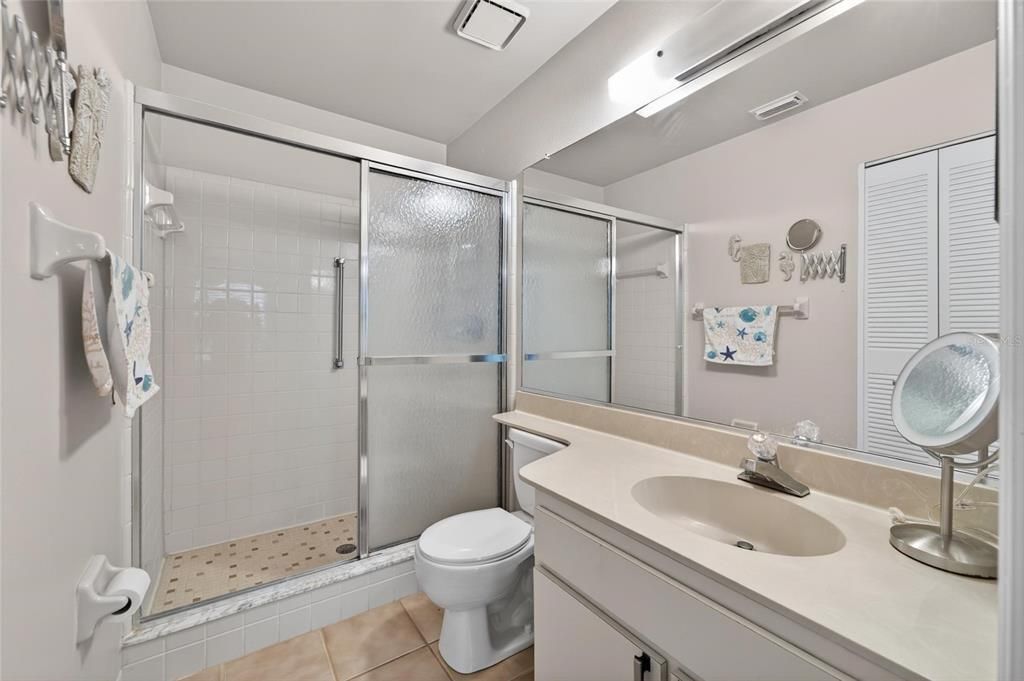 На продажу: $119,900 (2 спален, 2 ванн, 1073 Квадратных фут)