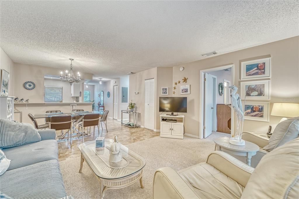 На продажу: $119,900 (2 спален, 2 ванн, 1073 Квадратных фут)