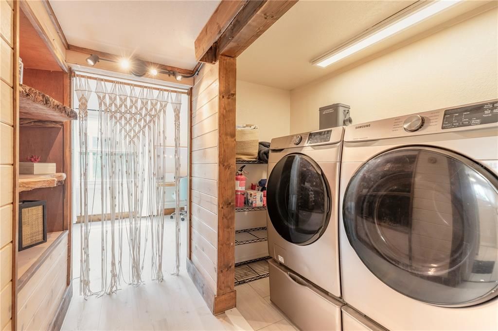 For Sale: $550,000 (1 beds, 1 baths, 1082 Square Feet)