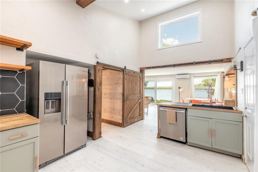 For Sale: $550,000 (1 beds, 1 baths, 1082 Square Feet)