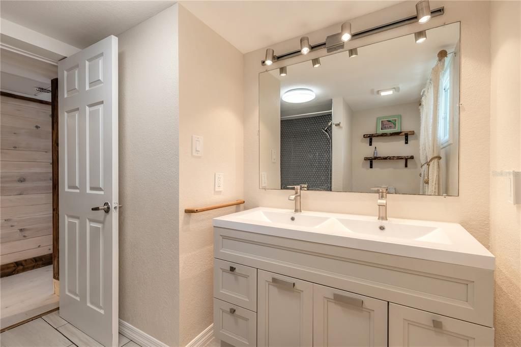 For Sale: $550,000 (1 beds, 1 baths, 1082 Square Feet)