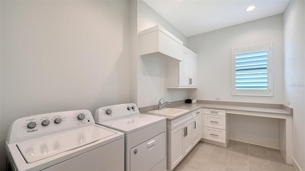 Activo con contrato: $2,150,000 (3 camas, 3 baños, 3216 Pies cuadrados)