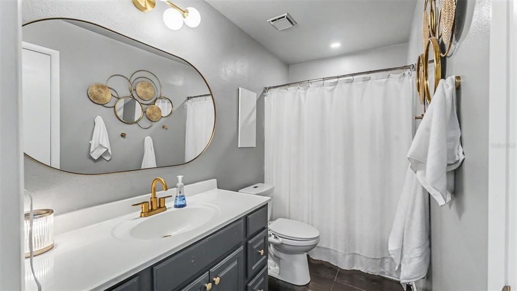 Activo con contrato: $255,000 (3 camas, 2 baños, 1247 Pies cuadrados)