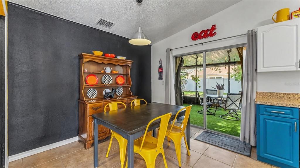 Activo con contrato: $255,000 (3 camas, 2 baños, 1247 Pies cuadrados)