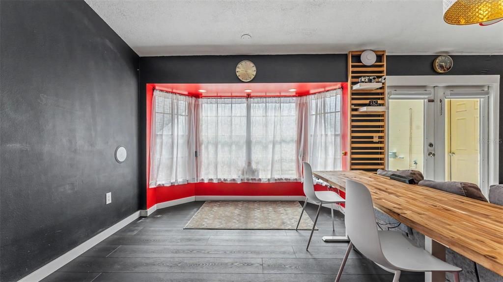 Activo con contrato: $255,000 (3 camas, 2 baños, 1247 Pies cuadrados)
