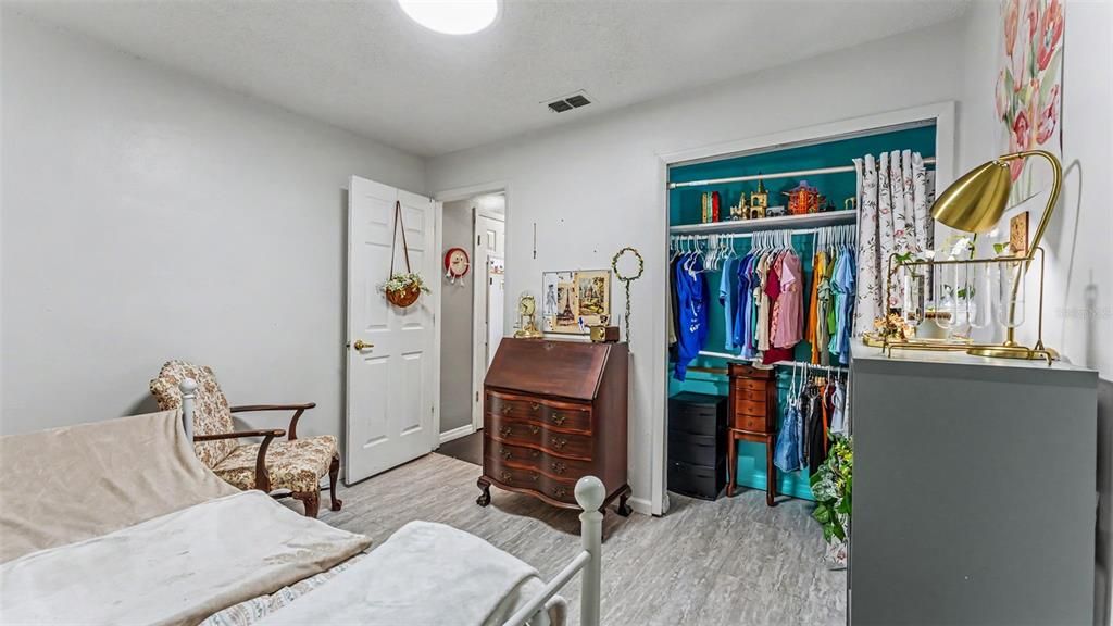 Activo con contrato: $255,000 (3 camas, 2 baños, 1247 Pies cuadrados)