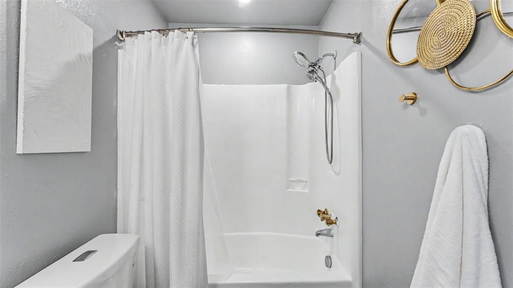 Activo con contrato: $255,000 (3 camas, 2 baños, 1247 Pies cuadrados)