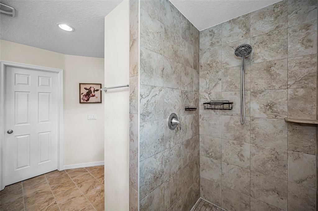 Activo con contrato: $285,000 (3 camas, 2 baños, 1602 Pies cuadrados)