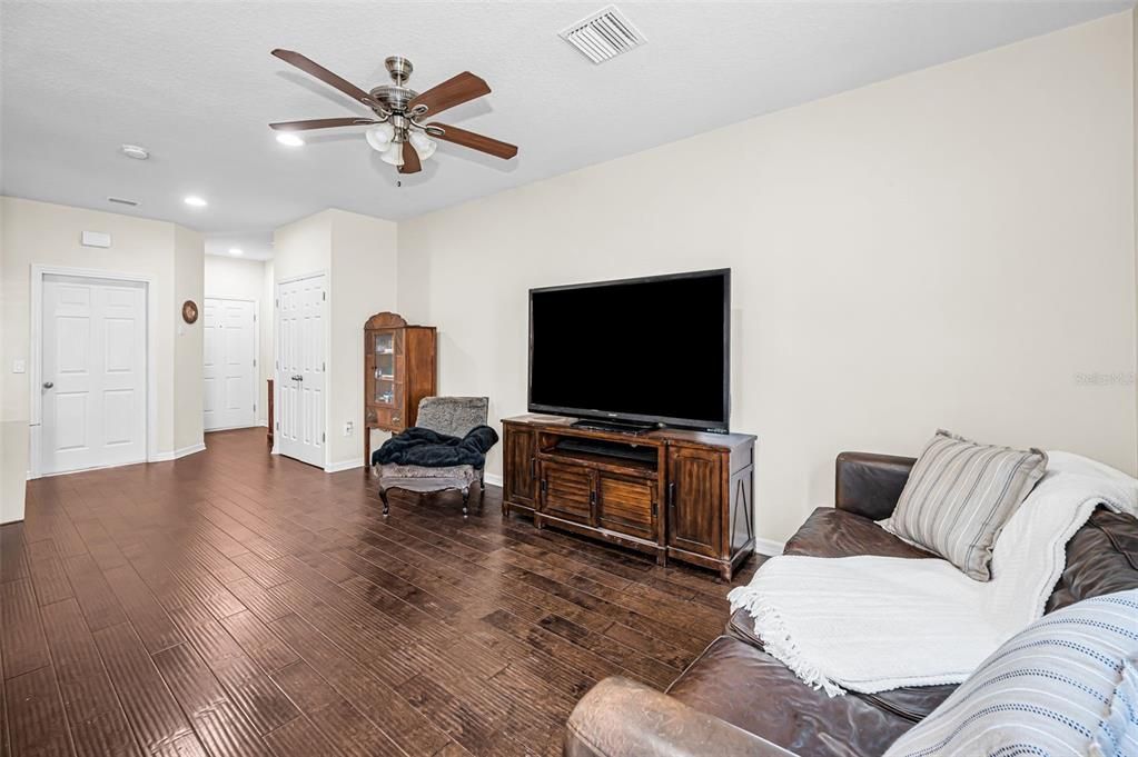 Activo con contrato: $285,000 (3 camas, 2 baños, 1602 Pies cuadrados)