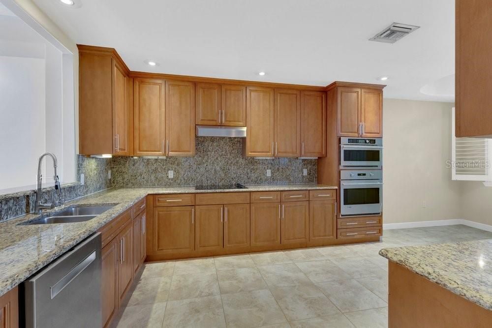 На продажу: $575,000 (2 спален, 2 ванн, 2162 Квадратных фут)