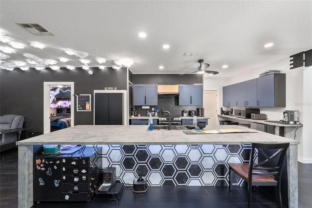 Activo con contrato: $218,000 (2 camas, 2 baños, 1376 Pies cuadrados)