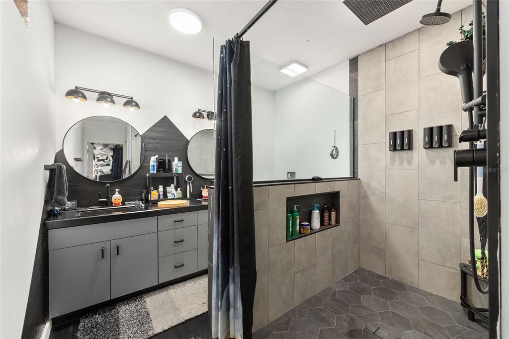 Activo con contrato: $218,000 (2 camas, 2 baños, 1376 Pies cuadrados)