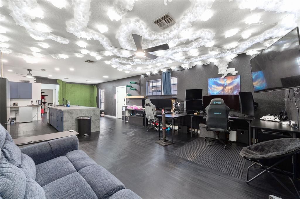 Activo con contrato: $218,000 (2 camas, 2 baños, 1376 Pies cuadrados)