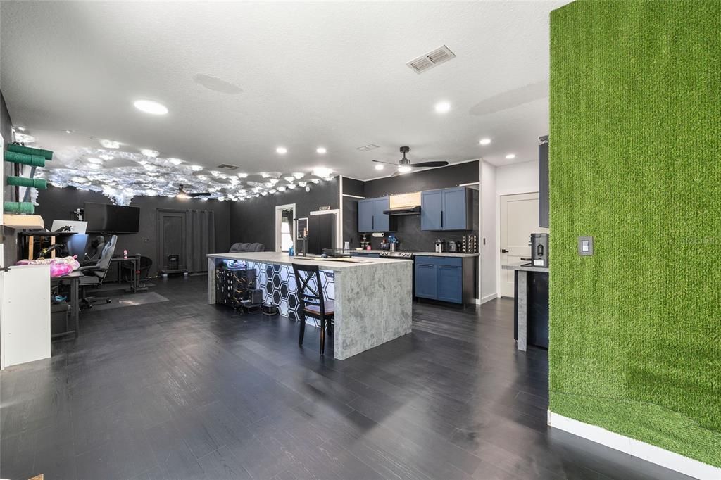 Activo con contrato: $218,000 (2 camas, 2 baños, 1376 Pies cuadrados)
