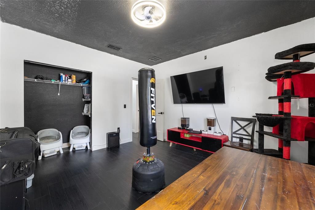Activo con contrato: $218,000 (2 camas, 2 baños, 1376 Pies cuadrados)