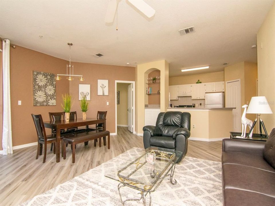 На продажу: $184,900 (2 спален, 2 ванн, 1089 Квадратных фут)