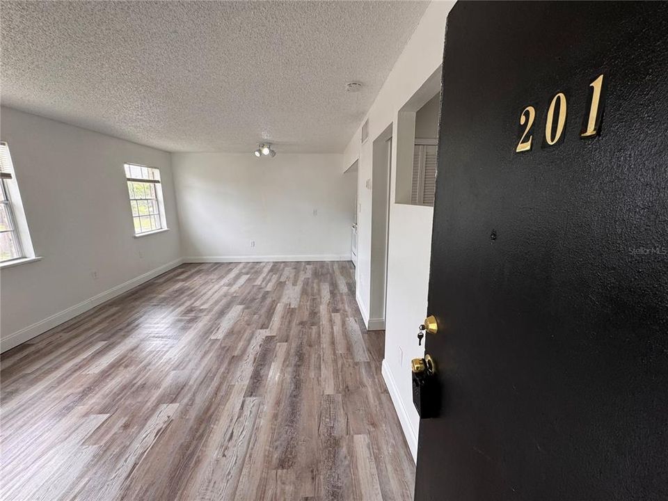 For Sale: $120,000 (1 beds, 1 baths, 546 Square Feet)