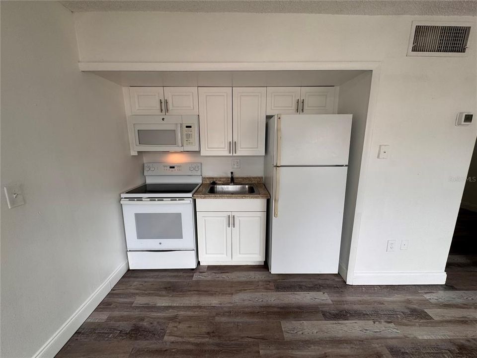For Sale: $120,000 (1 beds, 1 baths, 546 Square Feet)