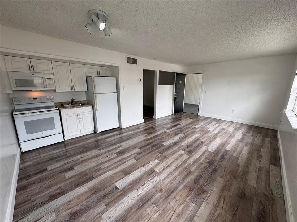 For Sale: $120,000 (1 beds, 1 baths, 546 Square Feet)