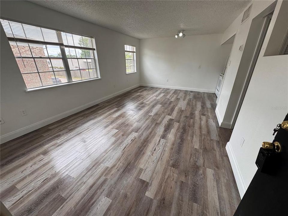 For Sale: $120,000 (1 beds, 1 baths, 546 Square Feet)