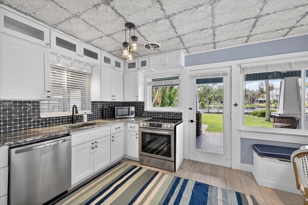 For Sale: $550,000 (2 beds, 2 baths, 1156 Square Feet)