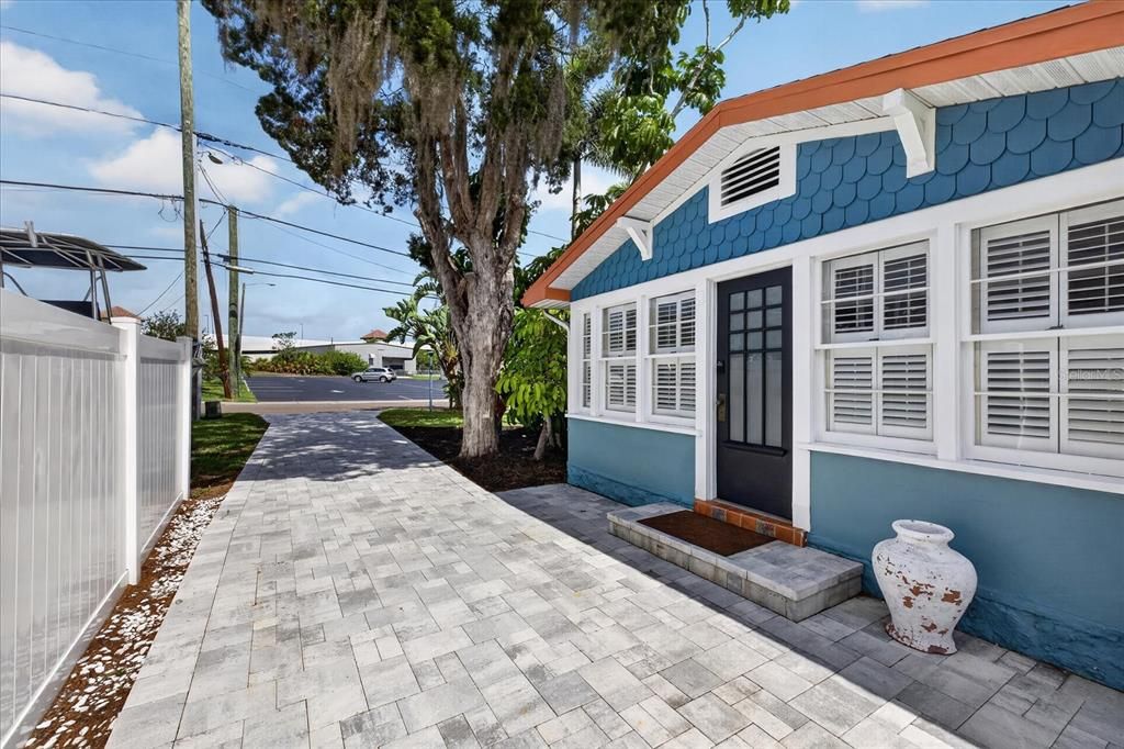 For Sale: $550,000 (2 beds, 2 baths, 1156 Square Feet)