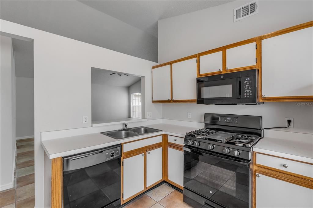 For Sale: $285,000 (3 beds, 2 baths, 1182 Square Feet)