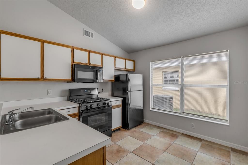 For Sale: $285,000 (3 beds, 2 baths, 1182 Square Feet)
