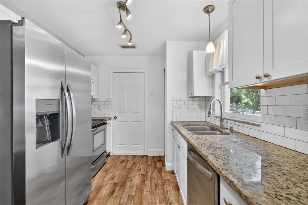 For Sale: $260,000 (3 beds, 2 baths, 1044 Square Feet)
