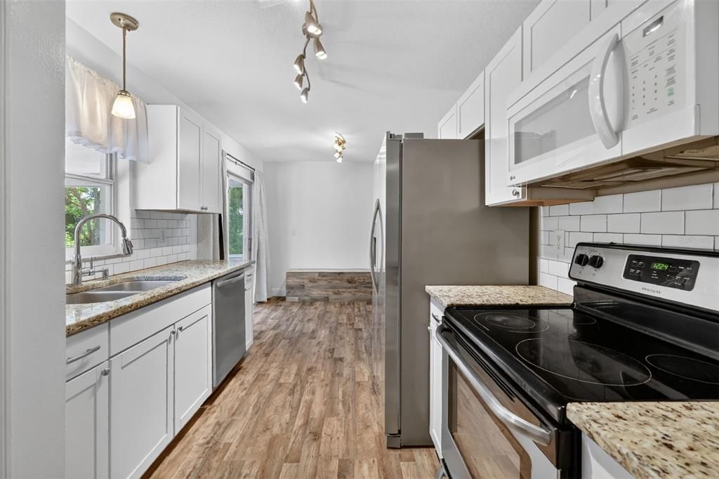 For Sale: $260,000 (3 beds, 2 baths, 1044 Square Feet)