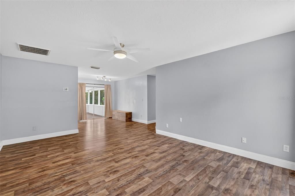 For Sale: $260,000 (3 beds, 2 baths, 1044 Square Feet)