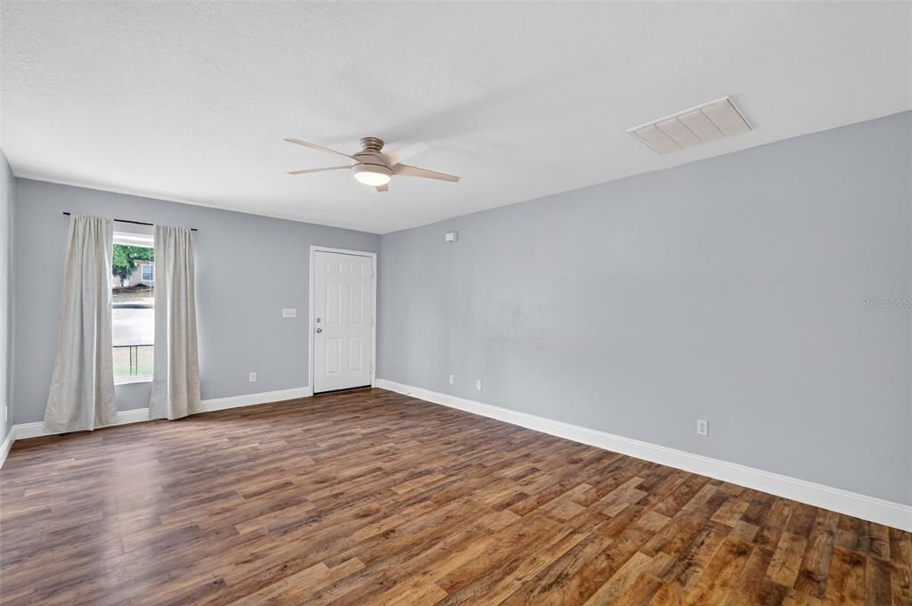 For Sale: $260,000 (3 beds, 2 baths, 1044 Square Feet)