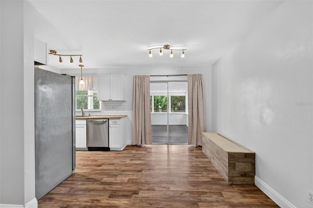 For Sale: $260,000 (3 beds, 2 baths, 1044 Square Feet)
