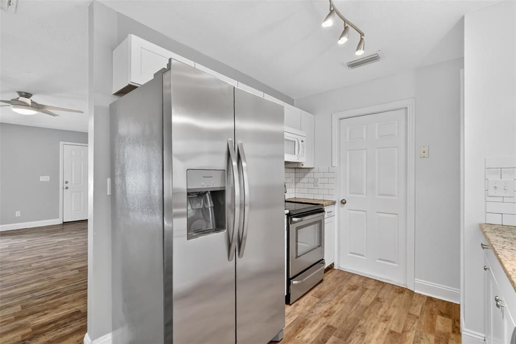 For Sale: $260,000 (3 beds, 2 baths, 1044 Square Feet)
