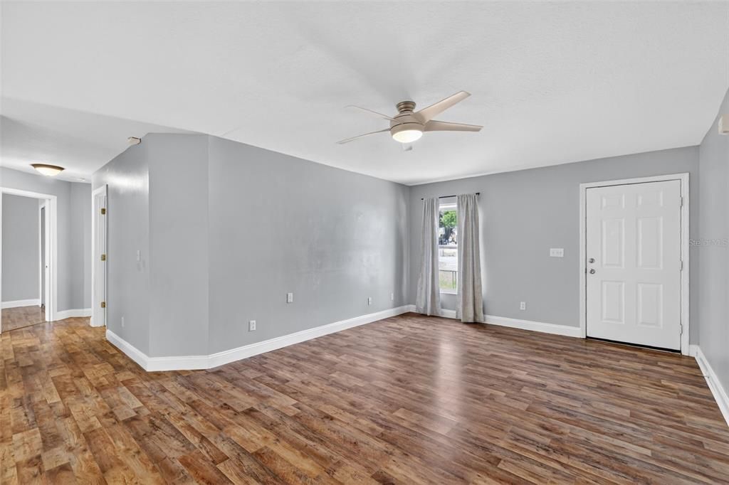 For Sale: $260,000 (3 beds, 2 baths, 1044 Square Feet)