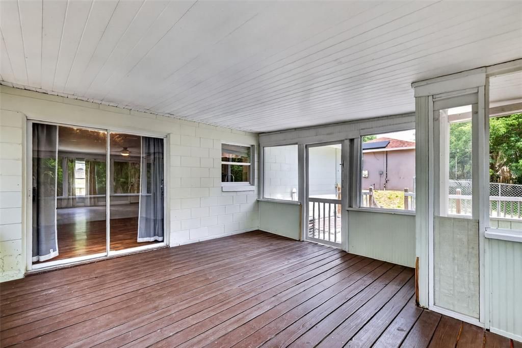 For Sale: $260,000 (3 beds, 2 baths, 1044 Square Feet)