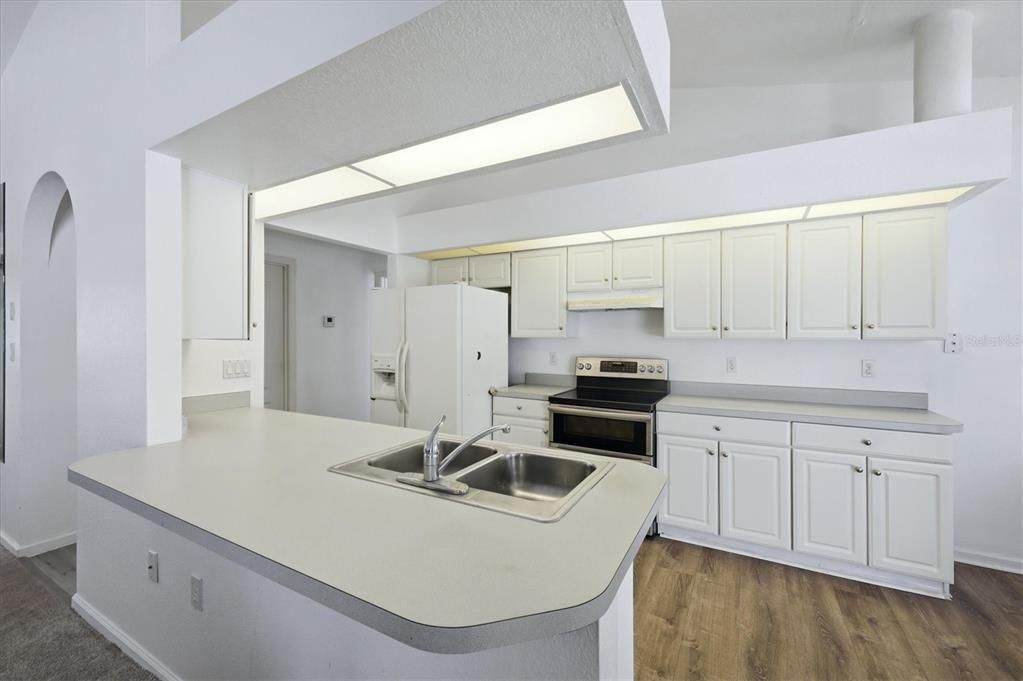 Activo con contrato: $329,900 (3 camas, 2 baños, 1652 Pies cuadrados)
